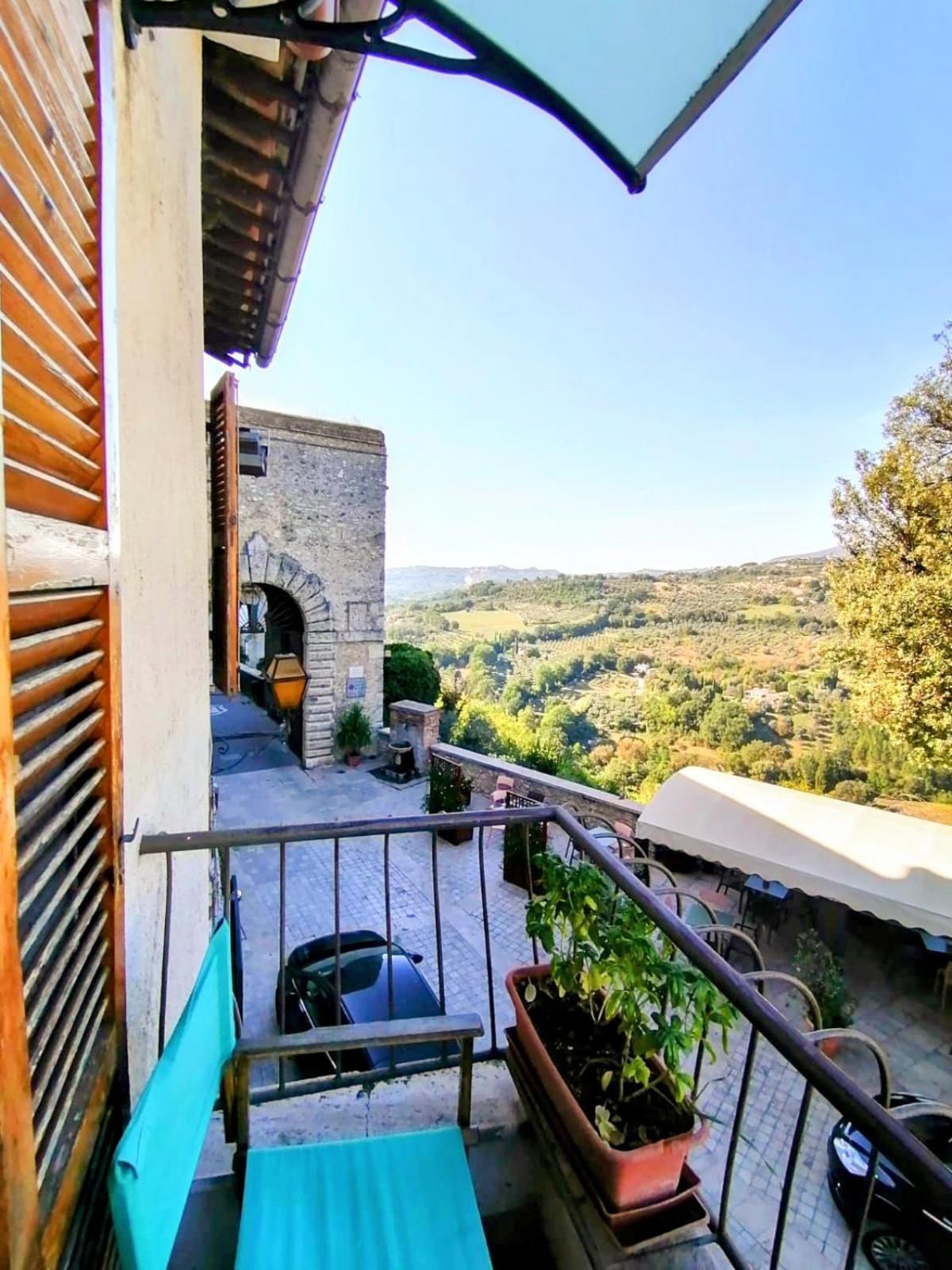 La Casa In Piazza Apartment Toffia Exterior photo